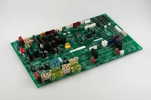 Grüne Steuerplatine mit verschiedenen elektrischen Komponenten, Verbindungssteckern und LED-Anzeigen, hergestellt von Remko.