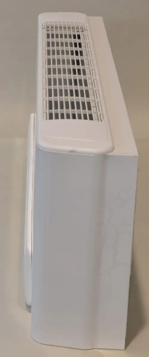 Weißes, rechteckiges Gehäuse von Remko mit Gitteroberfläche, geeignet zur Abdeckung von technischen Geräten, seitliche Ansicht, vor neutralem Hintergrund.