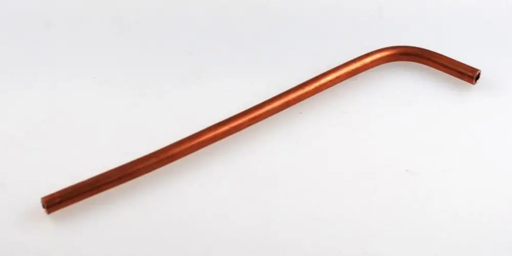 Kupferrohr mit leichtem Bogen, verwendet zur Gaszufuhr, in der Bauweise von Remko. Das Rohr zeigt eine gleichmäßige Oberfläche ohne sichtbare Beschädigungen.