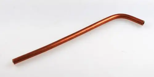 Kupferrohr mit leichtem Bogen, verwendet zur Gaszufuhr, in der Bauweise von Remko. Das Rohr zeigt eine gleichmäßige Oberfläche ohne sichtbare Beschädigungen.