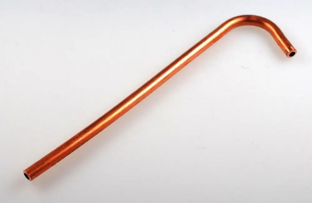 Kupferrohr mit gebogener Form, verwendet für die Gaszuführung. Sieht aus wie ein Element aus einem Heizsystem, möglicherweise von der Marke Remko.