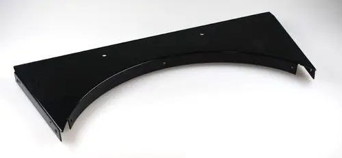 Schwarzes Metallteil mit gebogener Form und mehreren Bohrlöchern, möglicherweise Teil eines größeren Geräts, im Kontext von Remko-Anwendungen.
