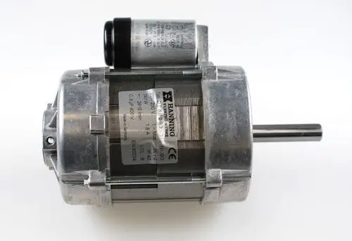 Brennermotor von Remko mit Metallgehäuse und Anschlusskabel. Das Gerät zeigt eine typische Bauform für Elektromotoren mit einer wabenartigen Struktur im Inneren.
