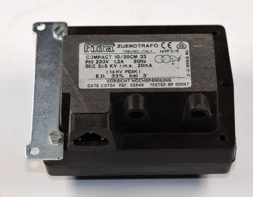 Transformator von Fida mit mehreren Anschlussmöglichkeiten und klarer Kennzeichnung für elektrische Spezifikationen. Geeignet für den Einsatz in Hochspannungsanlagen.
