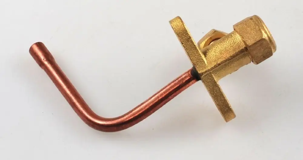 Remko-Absperrventil mit einer kupfernen Einspritzleitung. Das Ventil hat eine goldene, rechteckige Basis und eine gebogene Kupferleitung.