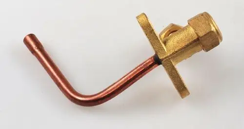Remko-Absperrventil mit einer kupfernen Einspritzleitung. Das Ventil hat eine goldene, rechteckige Basis und eine gebogene Kupferleitung.