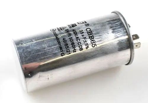 Kondensator der Marke Remko mit metallischer Oberfläche, beschriftet mit technischen Spezifikationen und Anschlüssen. Geeignet für Anwendungen im Kompressorbereich.