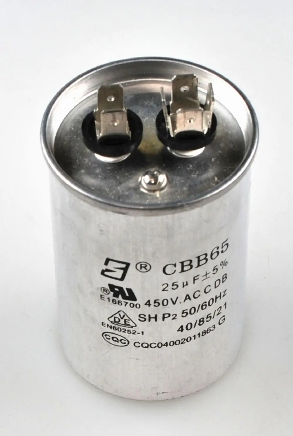 Kondensator mit Metallgehäuse und zwei Anschlussklemmen. Markierung mit der Bezeichnung "CBB65" und technischen Specs. Geeignet für Anwendungen von Remko.