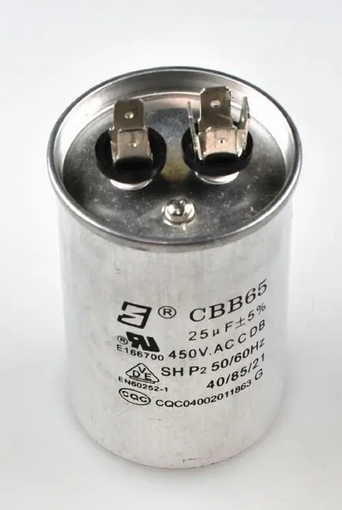 Kondensator mit Metallgehäuse und zwei Anschlussklemmen. Markierung mit der Bezeichnung "CBB65" und technischen Specs. Geeignet für Anwendungen von Remko.