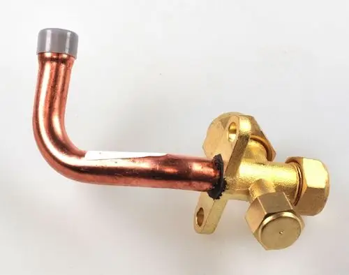 Absperrventil mit einer Kupferleitung und einer goldenen Metallbasis, gefertigt von Remko. Das Ventil hat eine gebogene Form und ist für die Saugleitung vorgesehen.
