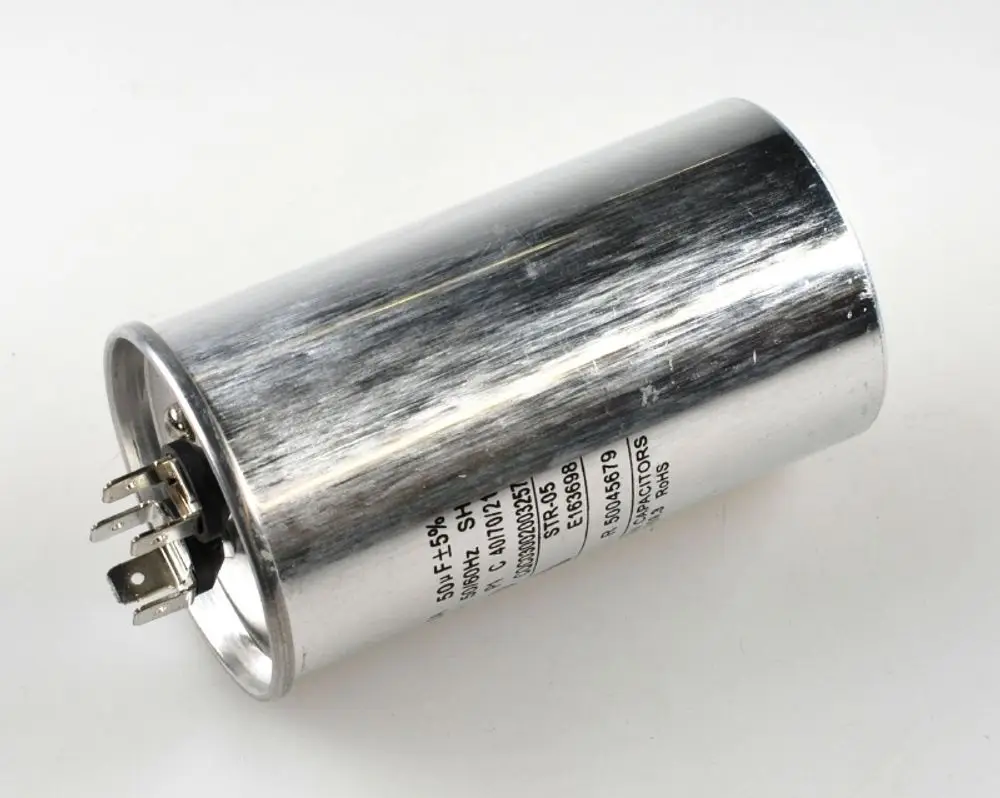 Kondensator von Remko mit einem metallischen Gehäuse und drei Anschlussstiften. Beschriftung auf der Seite mit technischen Angaben.
