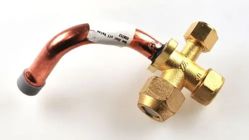 Remko-Absperrventil mit gebogenem Kupferrohr und zwei goldfarbenen Anschlussnüssen, geeignet für die Montage in einer Saugleitung.