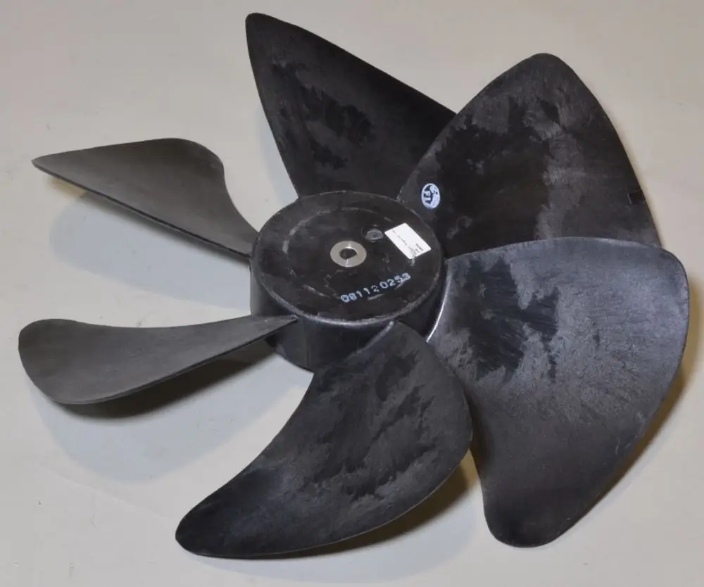 Schwarzer Ventilatorflügel von Remko mit fünf breiten Blättern. Der Flügel hat eine zentrale Befestigung und ist für den Einsatz in einem Verflüssiger konzipiert.