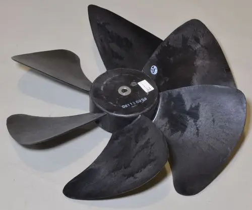 Schwarzer Ventilatorflügel von Remko mit fünf breiten Blättern. Der Flügel hat eine zentrale Befestigung und ist für den Einsatz in einem Verflüssiger konzipiert.