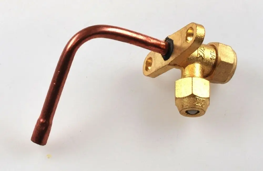 Remko Absperrventil mit einer Kupferleitung, bestehend aus einer machined Metallstruktur und einer gummierten Dichtung. Verfügbar für Einspritzleitungen.
