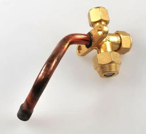 Absperrventil mit einer Kupferleitung, Verbindungselementen aus vernickeltem Messing, gefertigt von Remko.