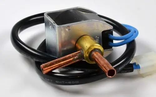 Magnetventil von Remko mit zwei Kupferrohren und elektrischen Anschlussleitungen, montiert in einem Gehäuse aus Metall und Kunststoff.