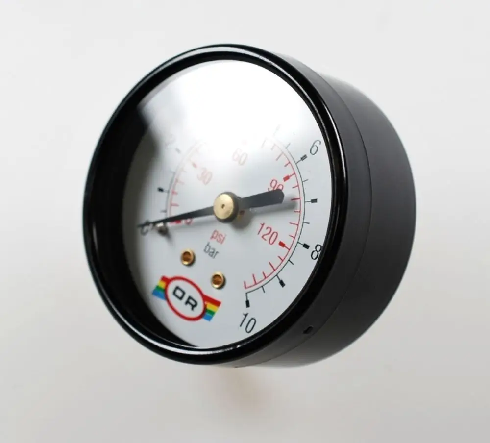 Manometer von Remko mit einem Ziffernblatt, das Druckwerte in psi und bar anzeigt. Die Skala reicht von 0 bis 130 psi und von 0 bis 10 bar.