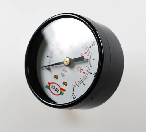 Manometer von Remko mit einem Ziffernblatt, das Druckwerte in psi und bar anzeigt. Die Skala reicht von 0 bis 130 psi und von 0 bis 10 bar.
