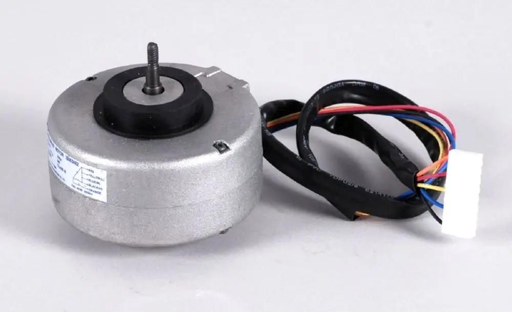 Ventilatormotor von Remko mit Anschlusskabel und mehreren Drähten, geeignet für den Einsatz in Klimaanlagen oder Kühlsystemen.