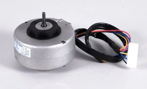 Ventilatormotor von Remko mit Anschlusskabel und mehreren Drähten, geeignet für den Einsatz in Klimaanlagen oder Kühlsystemen.