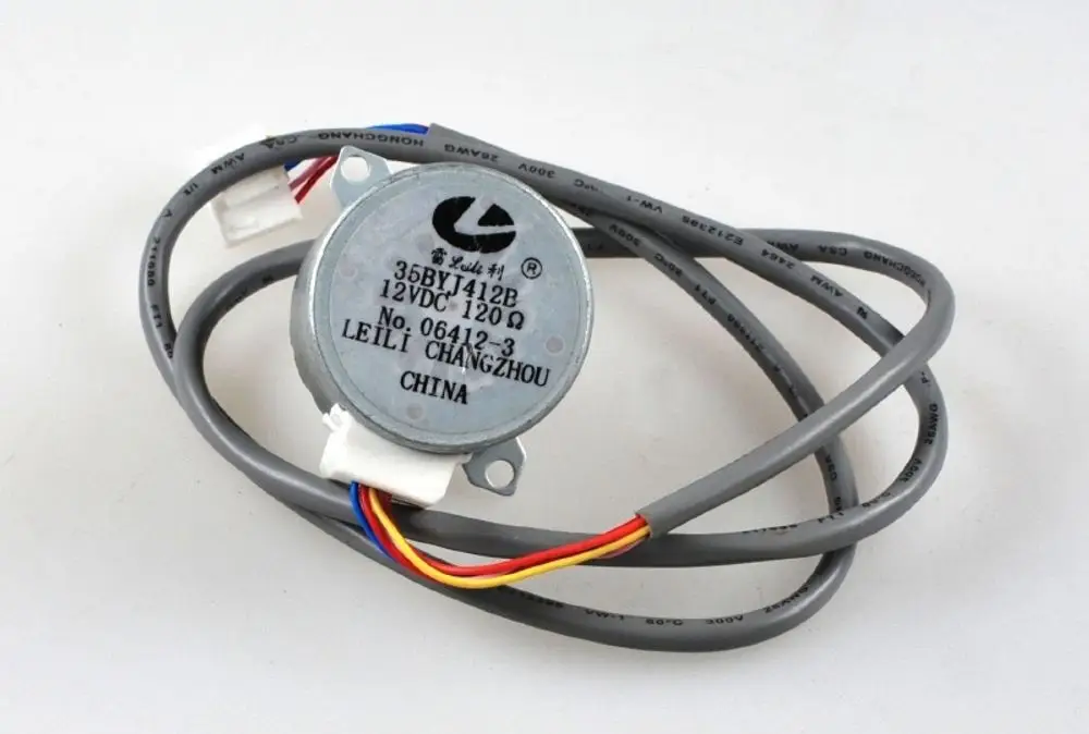 Kleinmotor mit Anschlusskabel, produziert von Leili in Changzhou, China. Der Motor ist für einen Betrieb von 12V DC ausgelegt und hat eine Impedanz von 120Ω.