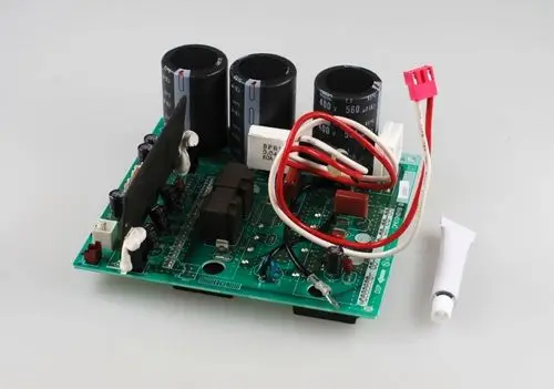 Grüne Elektronikplatine mit zwei großen Kondensatoren, Verbindungskabeln und einer kleinen Tubenhülse. Produkt von Remko, vermutlich Teil eines Inverters.