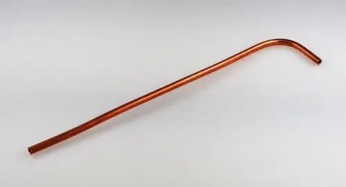 Kupferrohr mit gebogenem Ende, verwendet zur Gaszufuhr. Produkt von Remko, geeignet für Verbindungen in Heizungs- und Klimaanlagen.