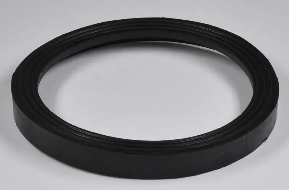 Schwarze Dichtung in runder Form, geeignet für Motoranwendungen. Produkt von Remko. Klar erkennbare Struktur mit mehreren Rillen.