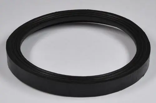Schwarze Dichtung in runder Form, geeignet für Motoranwendungen. Produkt von Remko. Klar erkennbare Struktur mit mehreren Rillen.
