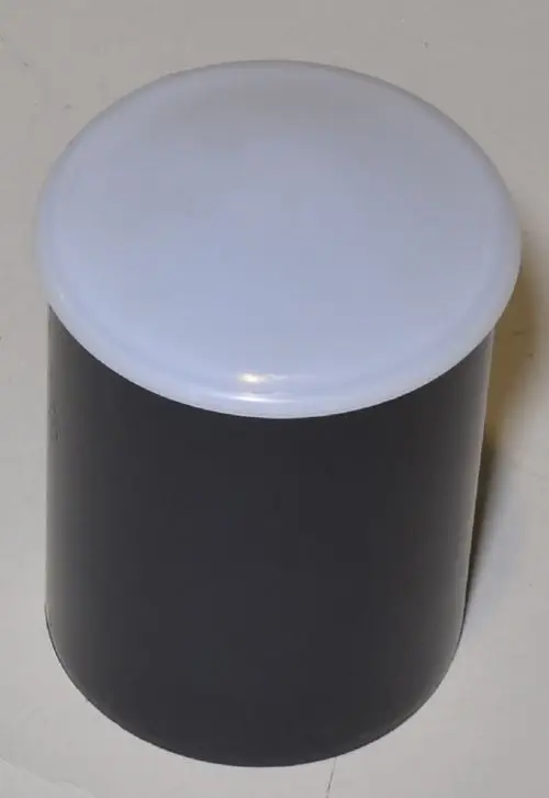 Schwarzer zylindrischer Behälter mit weißem Deckel. Produkt von Remko, möglicherweise für Schwimmanwendungen oder ähnliche Einsätze konzipiert.