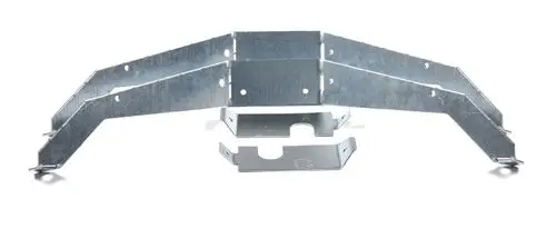 Motorhalterung aus Metall mit mehreren Befestigungselementen, hergestellt von Remko. Die Konstruktion besteht aus einem zentralen Element und zwei seitlichen Halterungen.