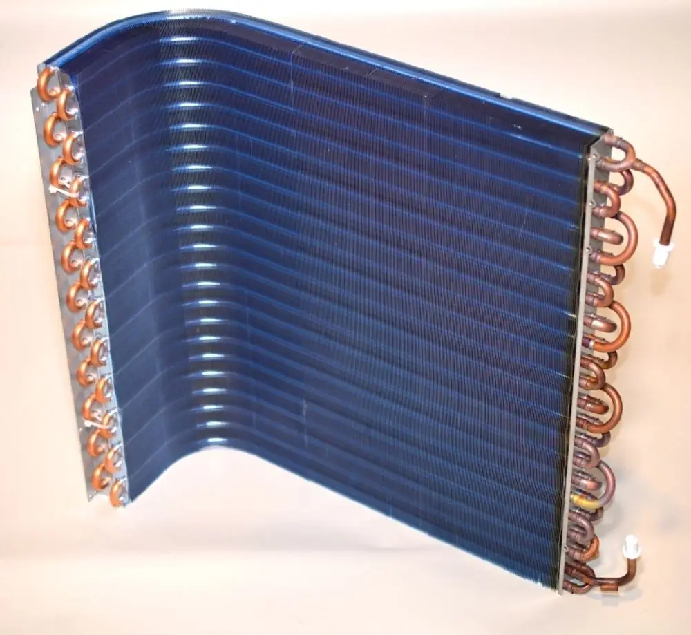 Wärmetauscher von Remko, mit kupfernen Röhren an einer gefalteten Aluminiumplatte, für die Verwendung in Kühl- oder Heizanlagen.