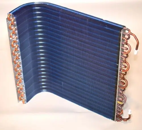 Wärmetauscher von Remko, mit kupfernen Röhren an einer gefalteten Aluminiumplatte, für die Verwendung in Kühl- oder Heizanlagen.