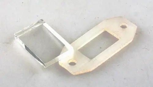 Schauglas von Remko, aus klarem Material, mit Dichtung. Es zeigt eine rechteckige Form und hat zwei Bohrungen zur Montage.