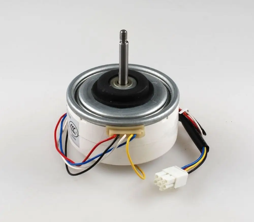 Ventilatormotor von Remko, mit einem rotierenden Antriebsstift und mehreren Anschlussleitungen. Geeignet für verschiedene Anwendungen in Ventilatorsystemen.