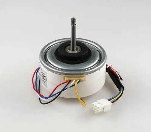 Ventilatormotor von Remko, mit einem rotierenden Antriebsstift und mehreren Anschlussleitungen. Geeignet für verschiedene Anwendungen in Ventilatorsystemen.