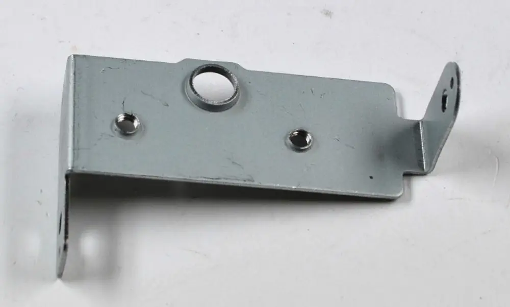 Metallische Halterung mit bohrbaren Löchern, gefertigt von Remko, zur Montage eines Schwingsystems. Die Oberfläche ist grau lackiert.