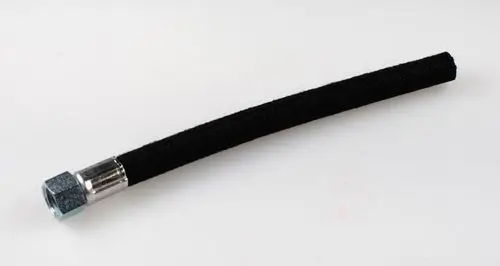 Schlauch mit geflochtenem schwarzen Gewebe und einem Anschluss aus Metall, hergestellt von Remko. 