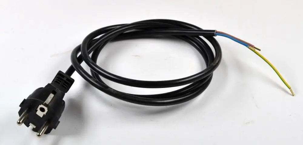 Schwarzes Netzkabel mit Stecker und freiliegenden Drähten in den Farben Blau, Braun und Gelb/Grün. Produkt von Remko.