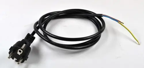 Schwarzes Netzkabel mit Stecker und freiliegenden Drähten in den Farben Blau, Braun und Gelb/Grün. Produkt von Remko.