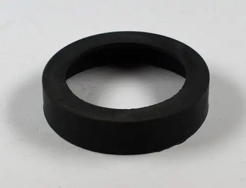 Schwarze Gummidichtung mit rundem Querschnitt, offenbar von der Marke Remko, auf einem hellen Hintergrund.