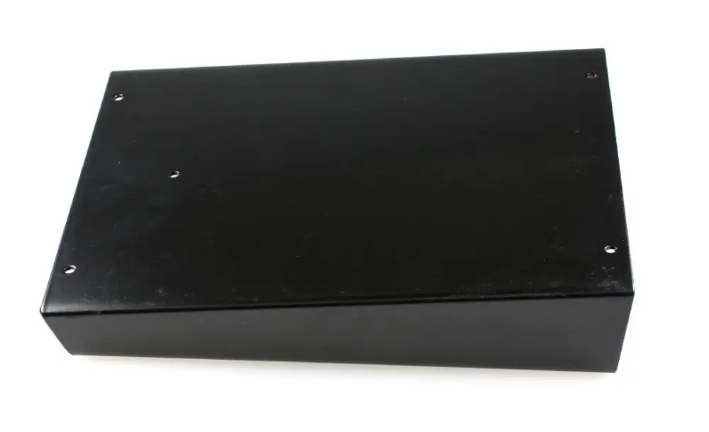 Schwarzes Metallblech, rechteckige Form, mit mehreren Befestigungslöchern, wahrscheinlich von der Marke Remko, geeignet für Montage- oder Abdeckanwendungen.
