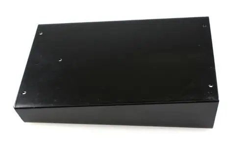 Schwarzes Metallblech, rechteckige Form, mit mehreren Befestigungslöchern, wahrscheinlich von der Marke Remko, geeignet für Montage- oder Abdeckanwendungen.