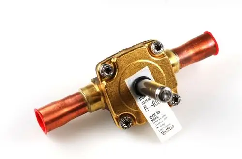 Magnetventil aus Messing mit zwei Kupferanschlüssen, beschriftet mit technischen Informationen. Produkt in der Bauweise von Remko für Kältekreisläufe.