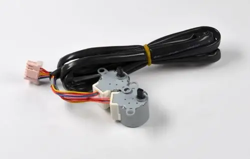 Swingmotor von Remko mit zwei anschlussfertigen Motoren und mehreren farbigen Leitungen. Es zeigt eine Steckverbindung für die elektrische Verbindung.