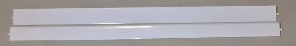 Zwei weiße Lamellen mit Halterungen, geeignet für den Einsatz in Heiz- oder Klimaanlagen. Produkt von Remko.