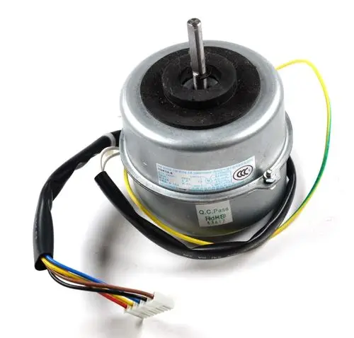 Ventilatormotor mit mehreren Kabeln, montiert in einem Metallgehäuse. Die Marke Remko ist auf einem Aufkleber auf der Motorseite sichtbar.