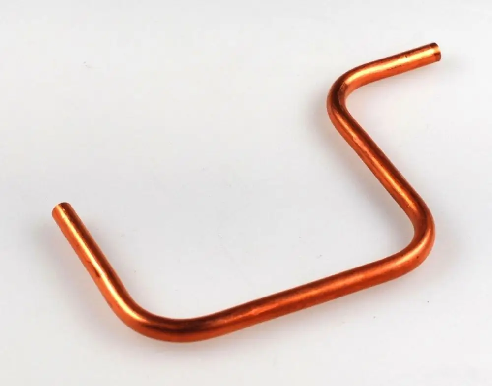 Kupferrohr mit gebogenem Design von Remko, geeignet zur Gaszuführung, in sauberen, auffälligen Kupferfarben.