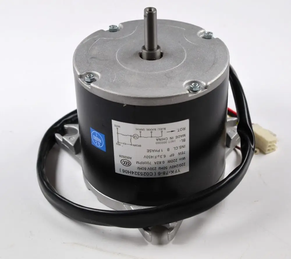 Schwarzer Elektromotor mit metallischer Oberfläche, Kabellatz und Steckverbindung. An der Seite ist ein Aufkleber mit technischen Informationen und dem Markennamen Remko.